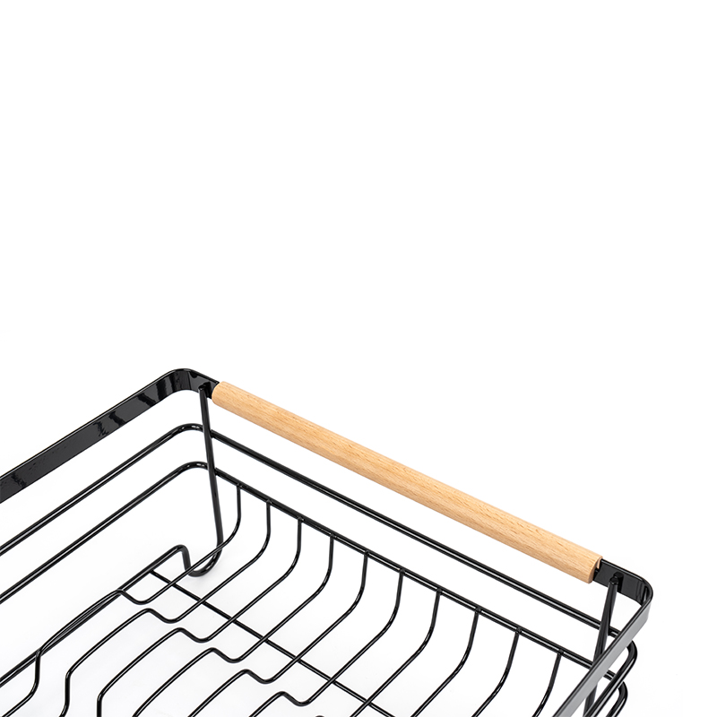 Kovový stojan na sušenie riadu s drevenými rukoväťami