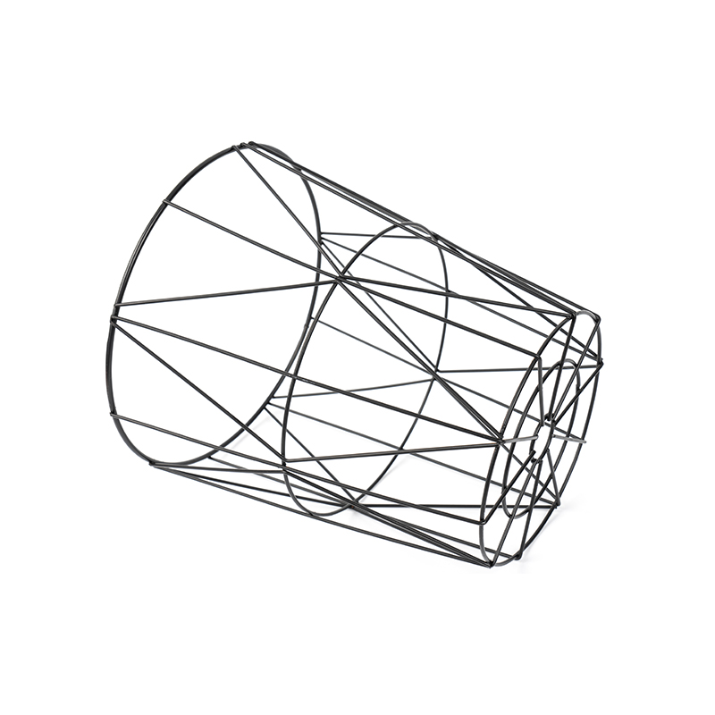 Čierny okrúhly odpadkový kôš z drôteného pletiva do kancelárie a spálne