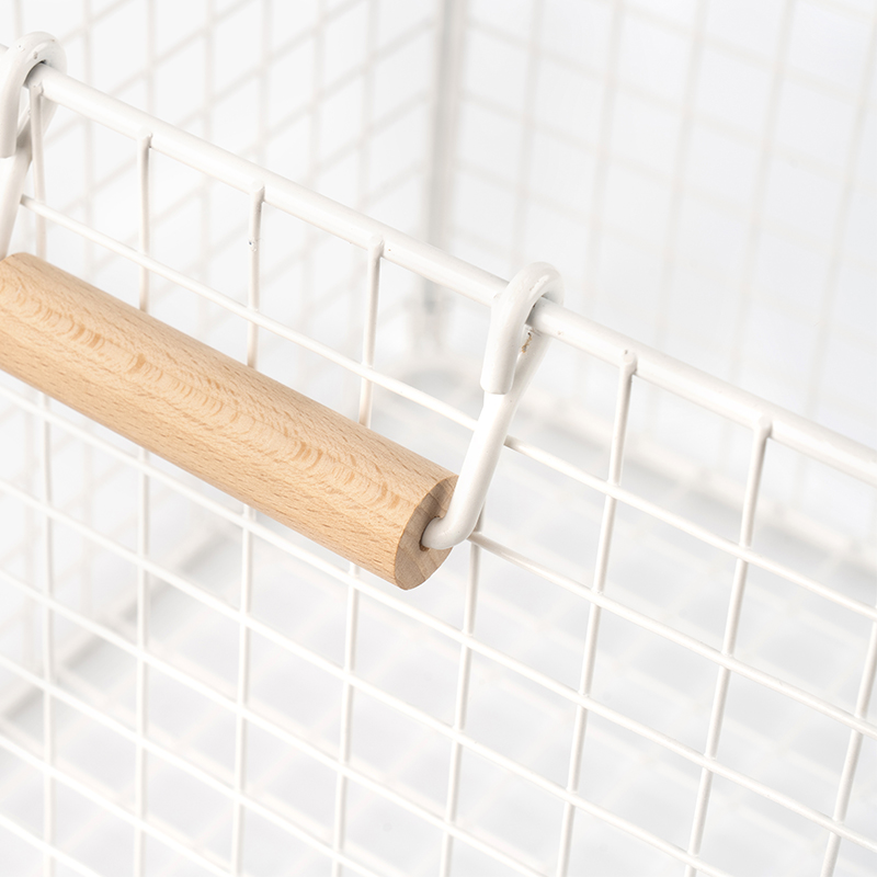 Drôtené úložné koše s drevenými rúčkami do špajze