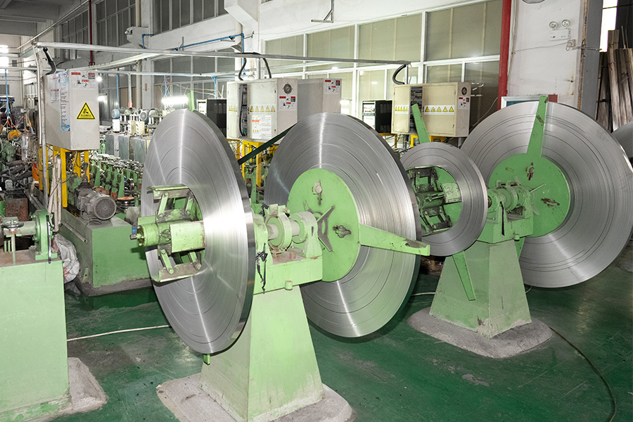 Továrenské vybavenie