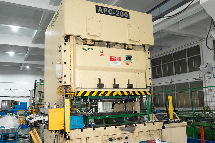 Továrenské vybavenie