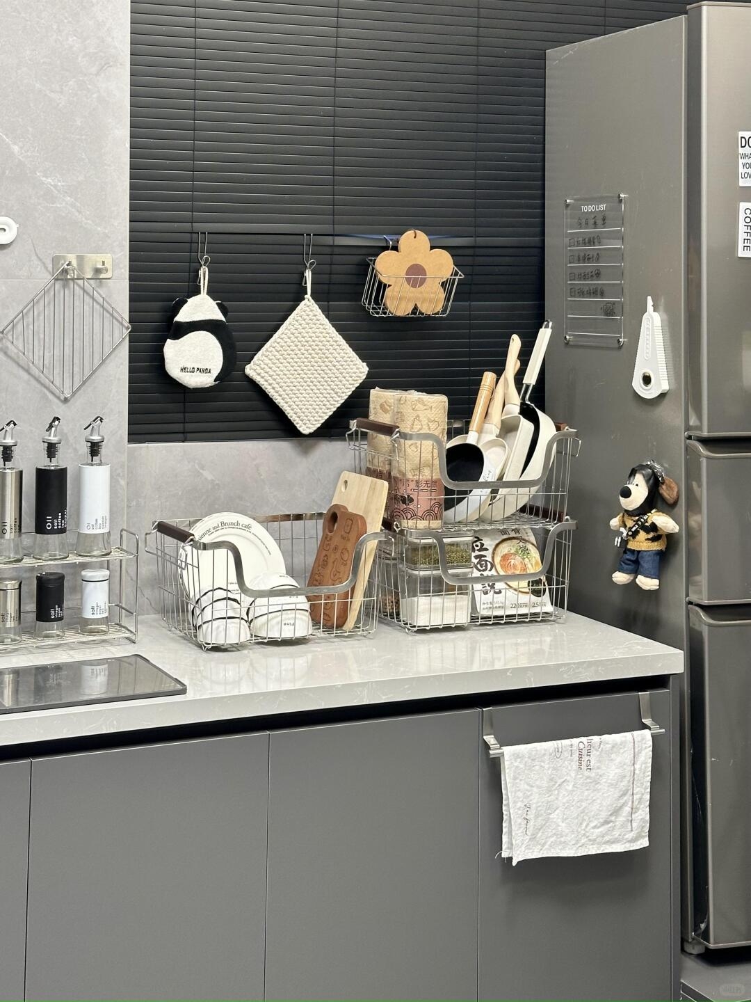 Nevyhnutnosť pre malé byty! Ako si vybrať nástennú kovovú policu, ktorá je nosná a odolná?