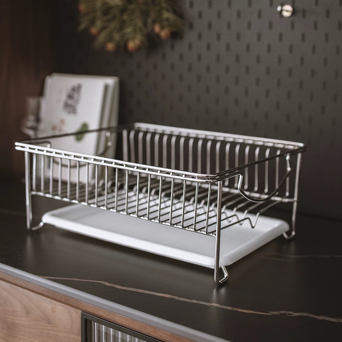 Ako sa kovový domáci úložný stojan porovnáva s dreveným?